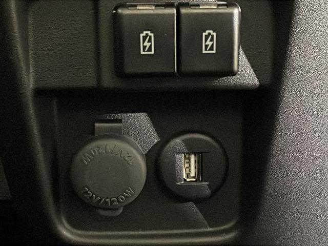 【アクセサリーソケット（電源ソケット）】電源からケーブルをつなげば、スマートフォンなどの電子機器の充電などを行うことができます！ゲーム機器や、カメラの充電にも便利ですね。