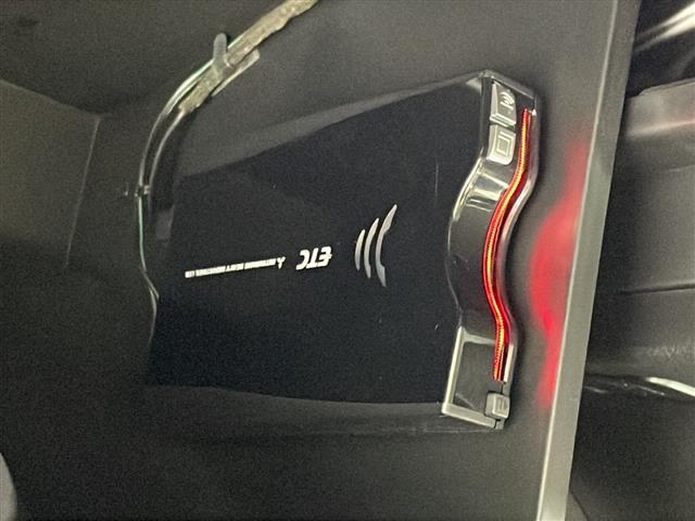 【ＥＴＣ】有料道路を利用する際に料金所で停止することなく通過できる、ＥＴＣ車載器（ノンストップ自動料金収受システム機器）が装備されています。セットアップを行うことで利用可能になります。