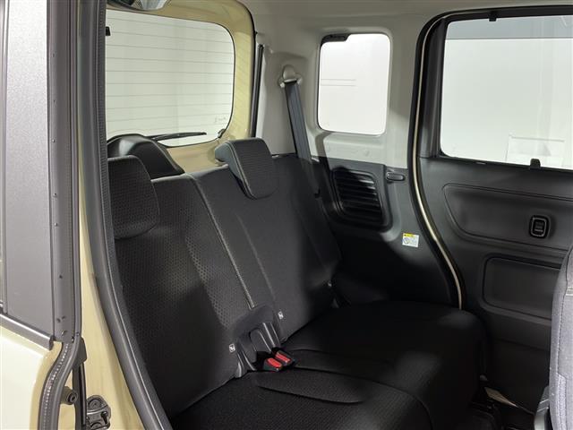 【後部座席】大人が座っても余裕のある広さです！！頭上や足元のスペースも広く取ってあります！