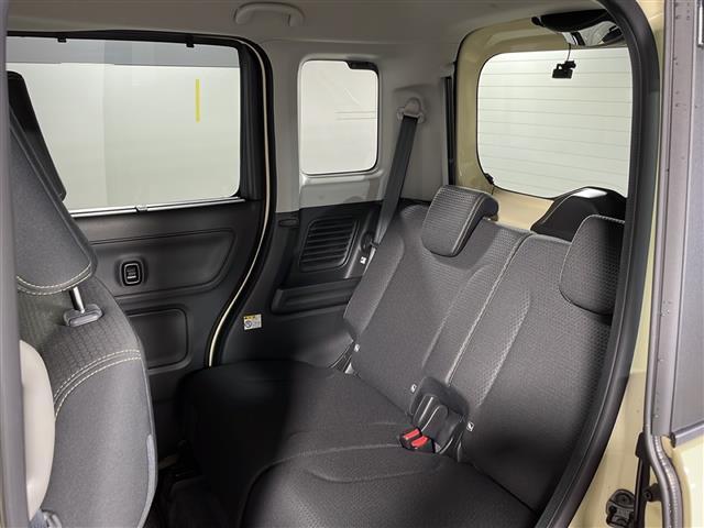 【後部座席】大人が座っても余裕のある広さです！！頭上や足元のスペースも広く取ってあります！