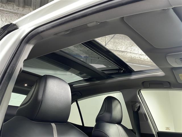 【サンルーフ】天井から太陽の穏やかな光や、爽やかな風を取り込むことができます！頭上のスイッチで開閉可能なので、夜はロマンチックに星を眺めながら夜風にあたって過ごすことができます。