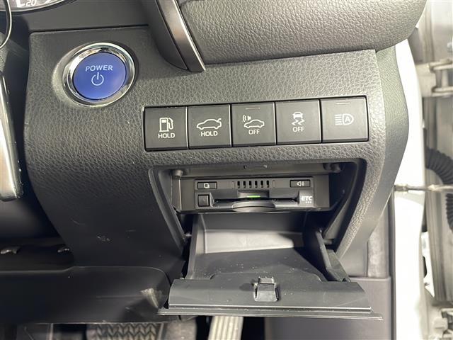 【ＥＴＣ】有料道路を利用する際に料金所で停止することなく通過できる、ＥＴＣ車載器（ノンストップ自動料金収受システム機器）が装備されています。セットアップを行うことで利用可能になります。