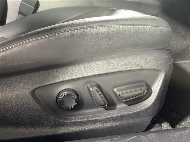 【パワーシート（電動シート）】シートを電動で、前後にスライドまたは上下の高さなどを調整することができます！細かい操作もスイッチ一つでできるので、とても便利です！