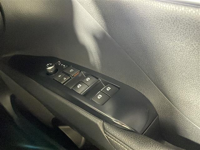 【パワーウインドウ】運転席のスイッチで、各席の窓ガラスの開閉ができます！あると便利ですよね！