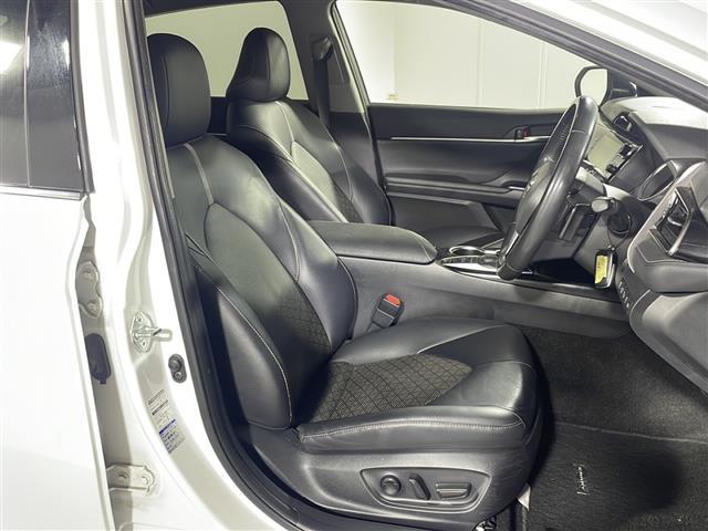 【運転席】座り心地が良いシートなので長時間の運転でも快適にお過ごしいただけます。新品のフロアマットのご注文も可能です。掲載箇所以外にご希望の写真がございましたらお気軽にお問い合わせ下さい。