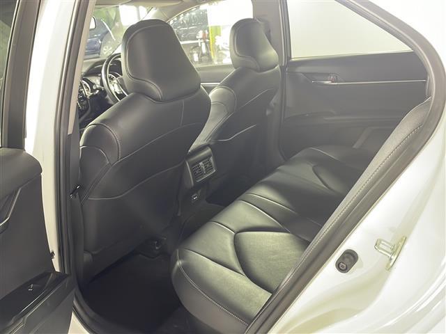 【後部座席】大人が座っても余裕のある広さです！！頭上や足元のスペースも広く取ってあります！