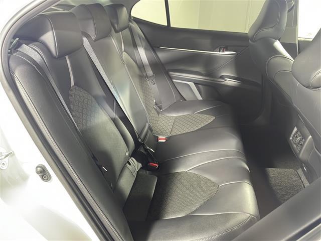 【後部座席】大人が座っても余裕のある広さです！！頭上や足元のスペースも広く取ってあります！