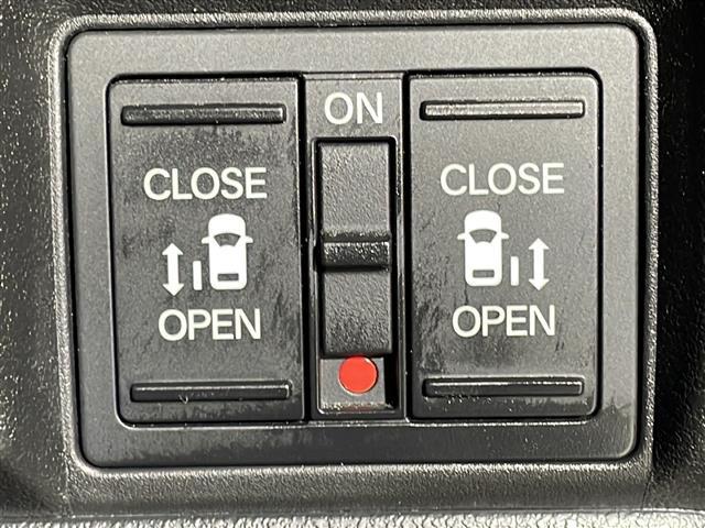 【両側パワースライドドア】小さなお子さまでもボタン一つで乗り降りラクラクです！両手に荷物を抱えている状態でもボタンを押せば自動で開閉するので、お買い物やお出かけの際にはとっても重宝します！