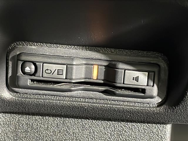 【ＥＴＣ】有料道路を利用する際に料金所で停止することなく通過できる、ＥＴＣ車載器（ノンストップ自動料金収受システム機器）が装備されています。セットアップを行うことで利用可能になります。