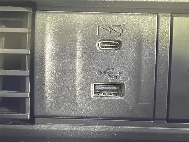 【アクセサリーソケット（電源ソケット）】電源からケーブルをつなげば、スマートフォンなどの電子機器の充電などを行うことができます！ゲーム機器や、カメラの充電にも便利ですね。