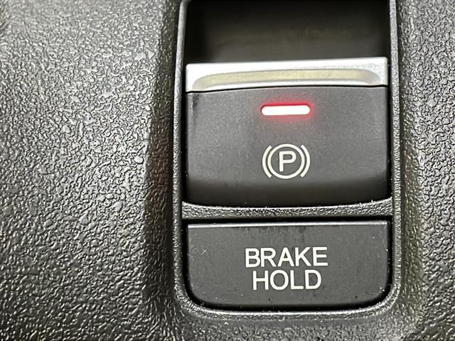 【電動パーキングブレーキ】パーキングブレーキを指先だけで操作可能です！力の弱い人にも安心してブレーキをかけていただけます！