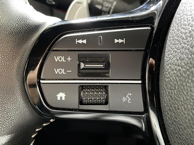 【ステアリングスイッチ】手元のボタンから、オーディオやナビなどの操作ができるので、よそ見をせずに安全に運転に集中できます！