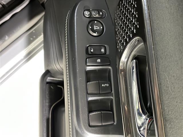 【パワーウインドウ】運転席のスイッチで、各席の窓ガラスの開閉ができます！あると便利ですよね！