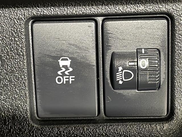 【　横滑り防止装置　】急なハンドル操作時や滑りやすい路面を走行中に車両の横滑りを感知すると、自動的に車両の進行方向を保つように車両を制御します。