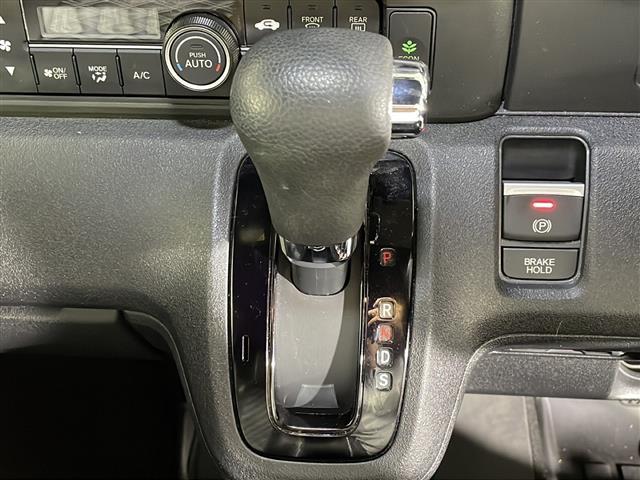 【シフトレバー】シフトの操作がしやすく快適なドライブを楽しんでいただけます！
