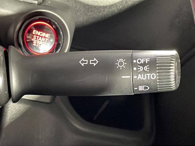 【オートライト（ＡＵＴＯ）】外の明るさをシステムが感知して、自動でヘッドライトが点灯します！ヘッドライトをつけ忘れを防ぐ便利機能です。