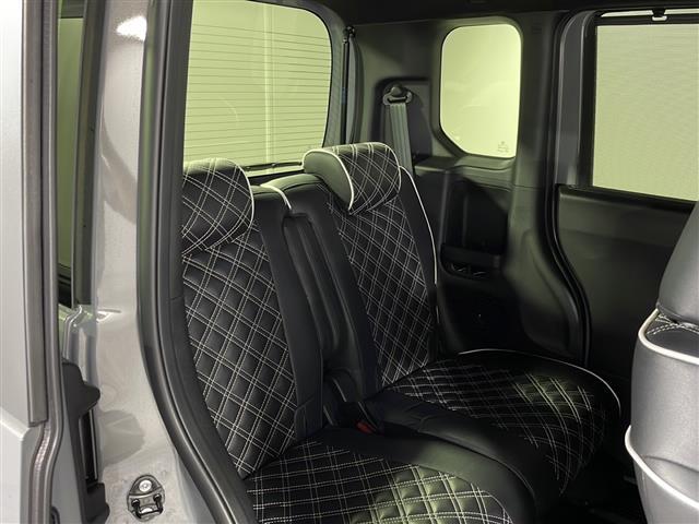 【後部座席】大人が座っても余裕のある広さです！！頭上や足元のスペースも広く取ってあります！