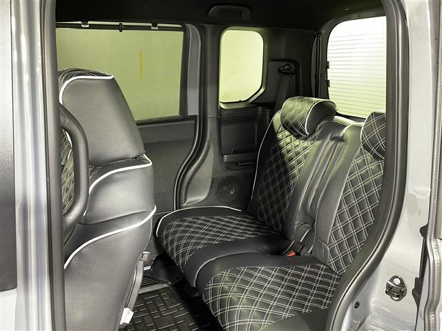 【後部座席】大人が座っても余裕のある広さです！！頭上や足元のスペースも広く取ってあります！