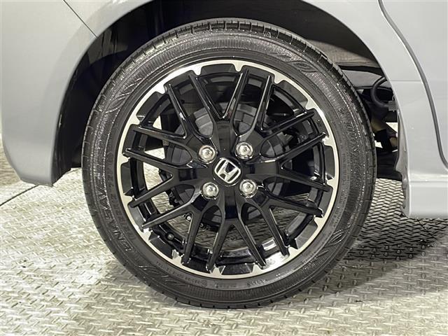 【純正アルミホイール】純正の専用アルミホイールが足元を飾ります！ＩＤＯＭでは、社外アルミホイールや、スタッドレスタイヤも取扱いしております。ぜひご相談ください。