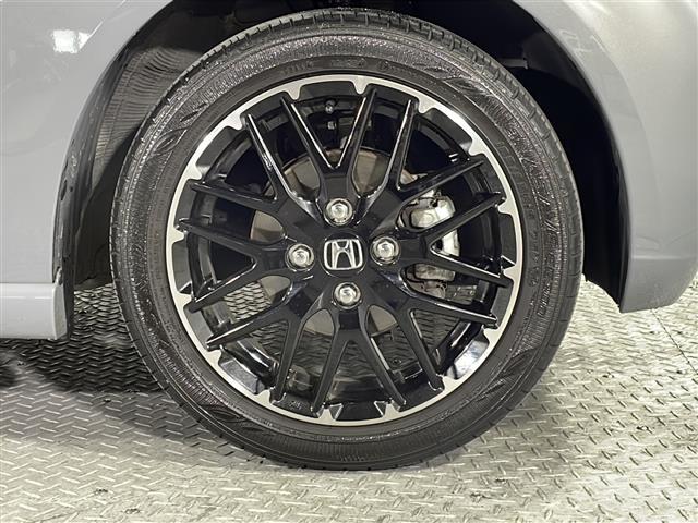 【純正アルミホイール】純正の専用アルミホイールが足元を飾ります！ＩＤＯＭでは、社外アルミホイールや、スタッドレスタイヤも取扱いしております。ぜひご相談ください。