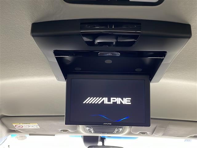 【　フリップダウンモニター　】天井にはフリップダウンモニターも装備されております♪お子様など、ロングドライブでも退屈せず楽しくお過ごしいただけます。