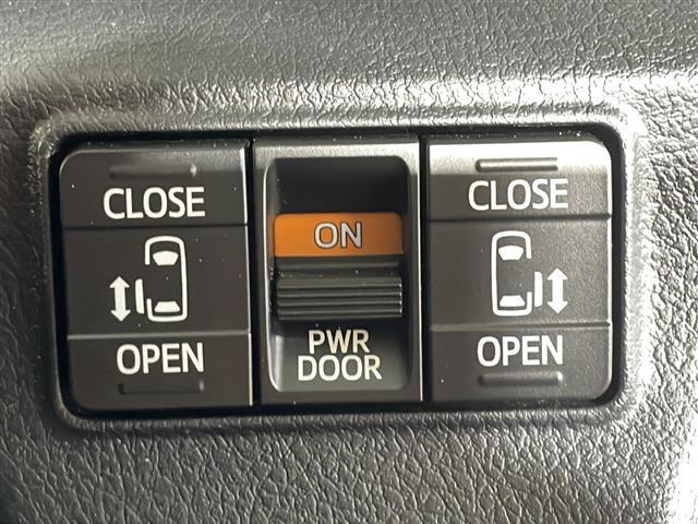 【　両側パワースライドドア　】小さなお子様でもボタンひとつで楽々乗り降り出来ます♪駐車場で両手に荷物を抱えている時もボタンひとつで自動で開いてくれますので、ご家族でのお買い物にとっても便利な装備です♪