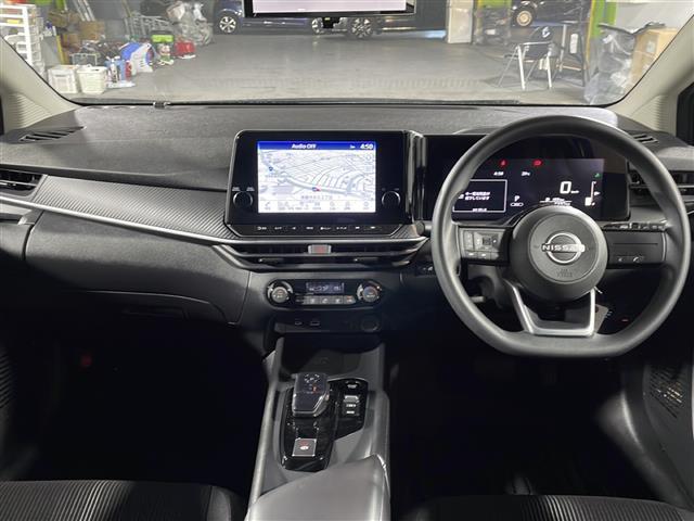 【　エマージェンシーブレーキ　】前方の状況をチェックし、車両や歩行者との衝突を回避したり、衝突による被害を低減するための技術です。