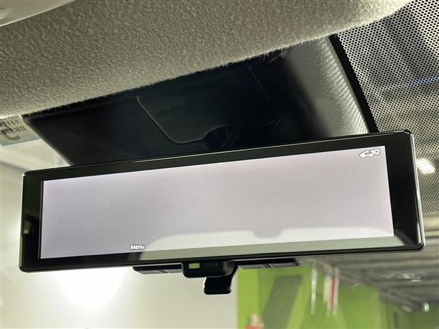【　デジタルインナーミラー　】車両後方カメラの映像をミラーに映すことが出来ます。　そのため、後席に人や荷物があって後方が見えづらい場合でもしっかり視界を確保することが出来ます。