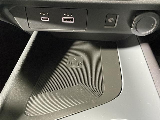 【　置くだけ充電　】ワイヤレス充電ができるＱｉ　（チー）はその上にポンッとスマホを置くだけなので手軽です！！車での充電が驚くほど便利になります！！※対応機種により異なります。