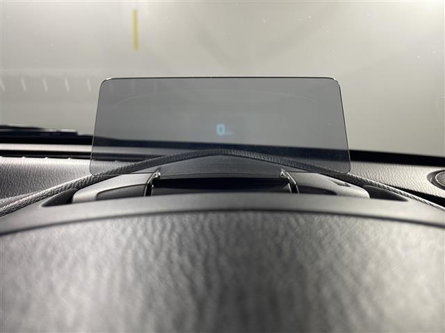 【ヘッドアップディスプレイ（ＨＵＤ）】フロントウインドウガラスに走行情報を投影します。運転中の目線と重なるように表示されるので、少ない視線移動で速度が確認できるので、　ドライビングに集中できます！