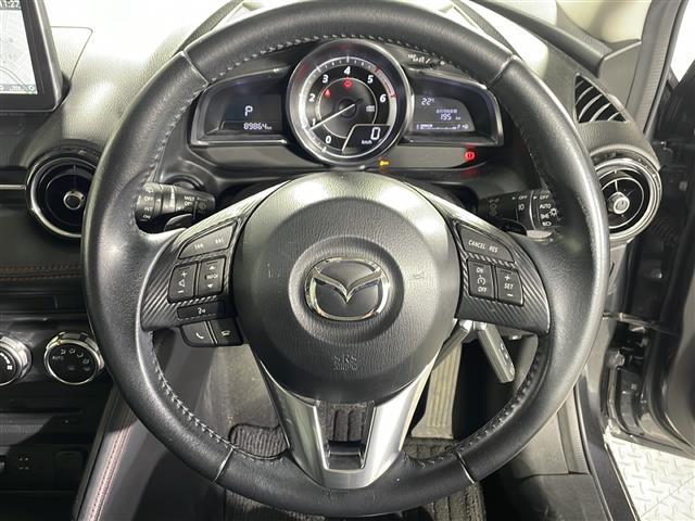 【ステアリング】軽い力で扱いやすいハンドルです。目立つ傷やスレなどなく綺麗な状態です！除菌プラス入れていただくとさらに快適に清潔なお車はお子様にも安心ですね！