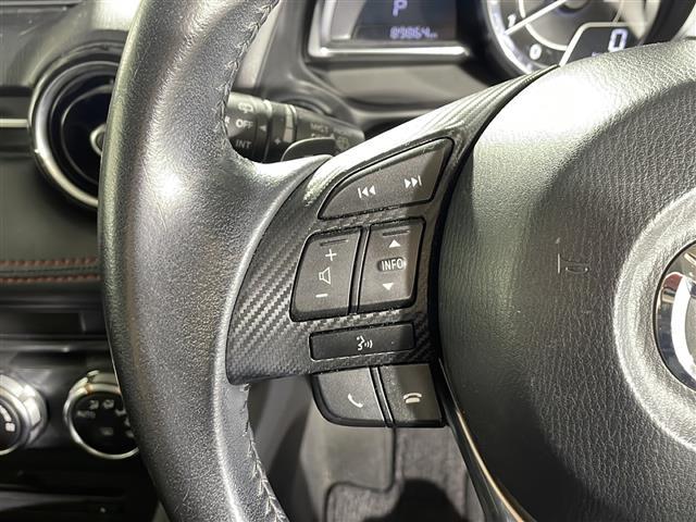 【ステアリングスイッチ】手元のボタンから、オーディオやナビなどの操作ができるので、よそ見をせずに安全に運転に集中できます！