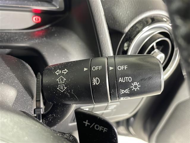 【オートライト（ＡＵＴＯ）】外の明るさをシステムが感知して、自動でヘッドライトが点灯します！ヘッドライトをつけ忘れを防ぐ便利機能です。