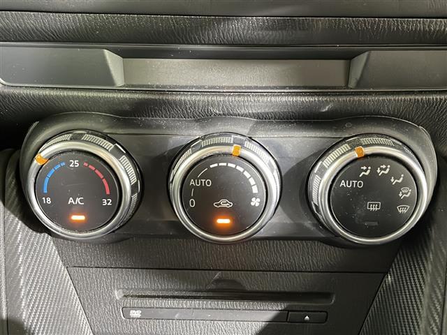 【オートエアコン】車内温度を感知して自動で温度調整をしてくれるのでいつでも快適な車内空間を創り上げます！