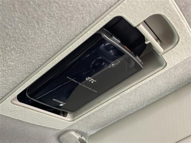 【ＥＴＣ】有料道路を利用する際に料金所で停止することなく通過できる、ＥＴＣ車載器（ノンストップ自動料金収受システム機器）が装備されています。セットアップを行うことで利用可能になります。