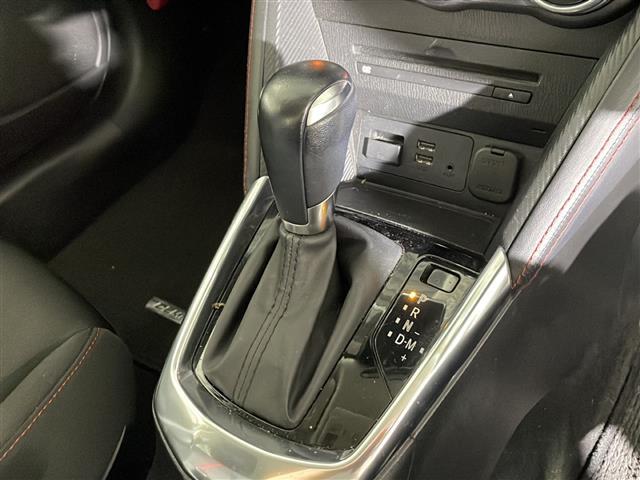 【シフトレバー】シフトの操作がしやすく快適なドライブを楽しんでいただけます！