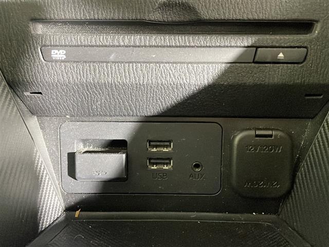 【アクセサリーソケット（電源ソケット）】電源からケーブルをつなげば、スマートフォンなどの電子機器の充電などを行うことができます！ゲーム機器や、カメラの充電にも便利ですね。