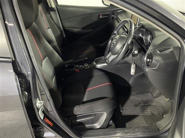 【運転席】座り心地が良いシートなので長時間の運転でも快適にお過ごしいただけます。新品のフロアマットのご注文も可能です。掲載箇所以外にご希望の写真がございましたらお気軽にお問い合わせ下さい。