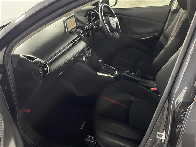 【助手席】きれいな助手席なので家族や友だちに乗ってもらっても安心です！