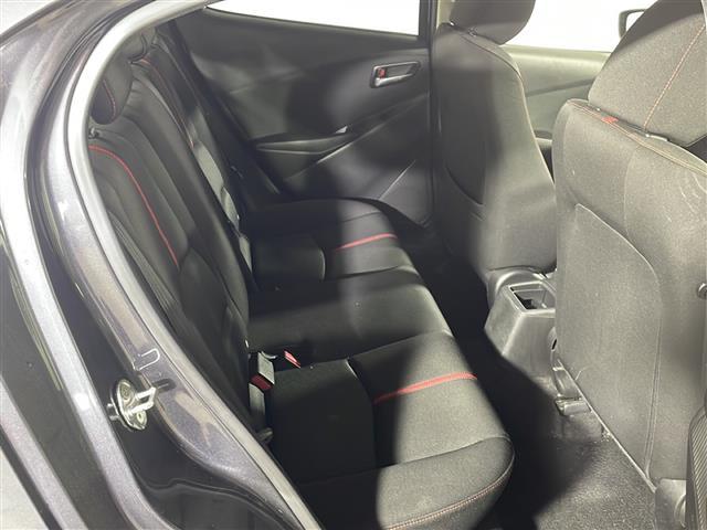 【後部座席】大人が座っても余裕のある広さです！！頭上や足元のスペースも広く取ってあります！