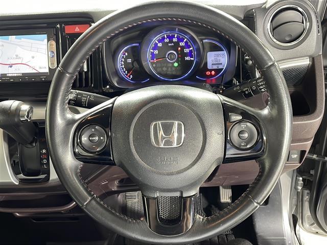 【ステアリング】軽い力で扱いやすいハンドルです。目立つ傷やスレなどなく綺麗な状態です！「プレミアム抗菌コートＧ」をいれていただくとさらに快適に！清潔なお車はお子様にも安心ですね！