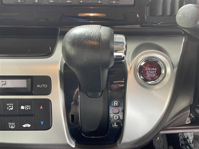 【シフトレバー】シフトの操作がしやすく快適なドライブを楽しんでいただけます！