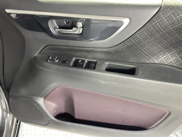 【パワーウインドウ】運転席のスイッチで、各席の窓ガラスの開閉ができます！あると便利ですよね！