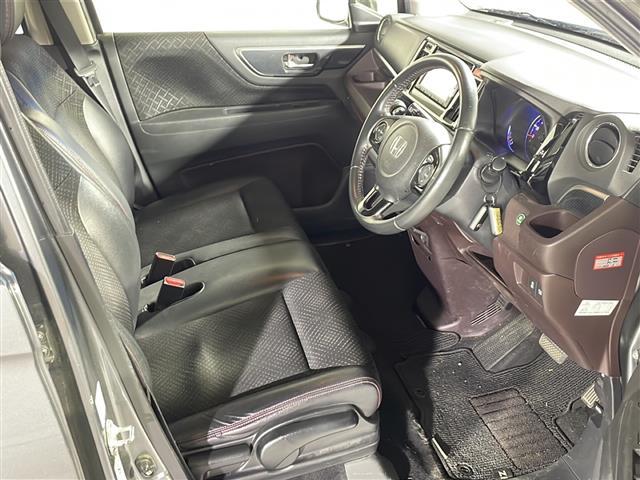 【運転席】座り心地が良いシートなので長時間の運転でも快適にお過ごしいただけます。新品のフロアマットのご注文も可能です。掲載箇所以外にご希望の写真がございましたらお気軽にお問い合わせ下さい。