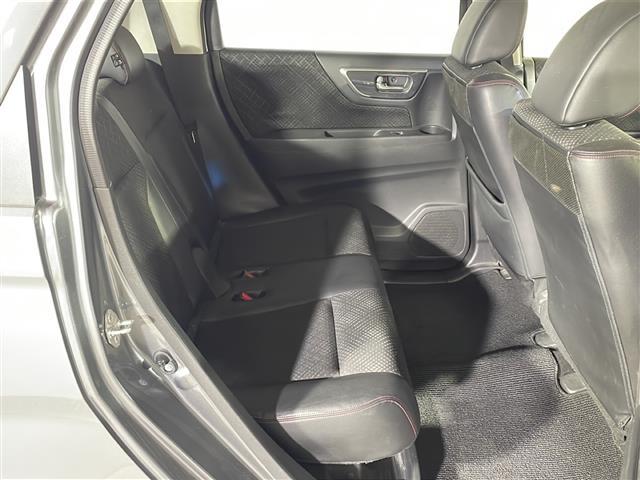 【後部座席】大人が座っても余裕のある広さです！！頭上や足元のスペースも広く取ってあります！