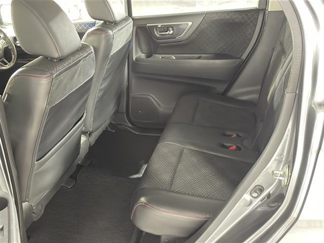 【後部座席】大人が座っても余裕のある広さです！！頭上や足元のスペースも広く取ってあります！