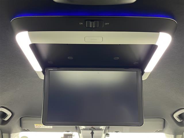 【　フリップダウンモニター　】天井にはフリップダウンモニターも装備されております♪お子様など、ロングドライブでも退屈せず楽しくお過ごしいただけます。