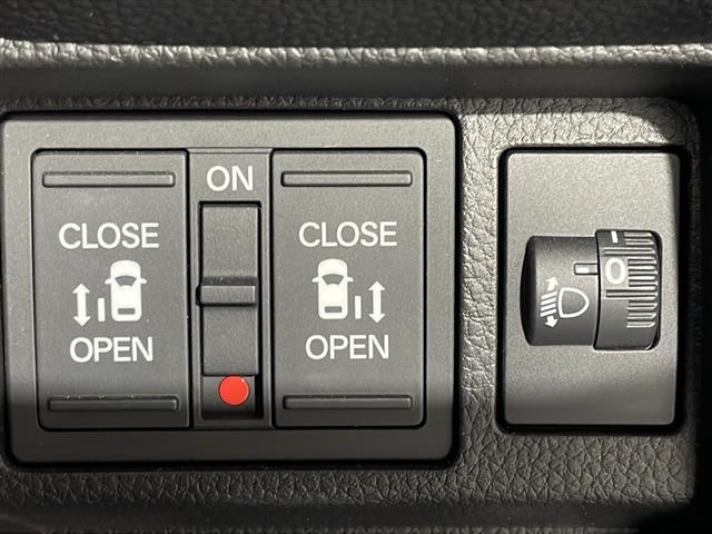 【　両側パワースライドドア　】小さなお子様でもボタンひとつで楽々乗り降り出来ます♪駐車場で両手に荷物を抱えている時もボタンひとつで自動で開いてくれますので、ご家族でのお買い物にとっても便利な装備です♪