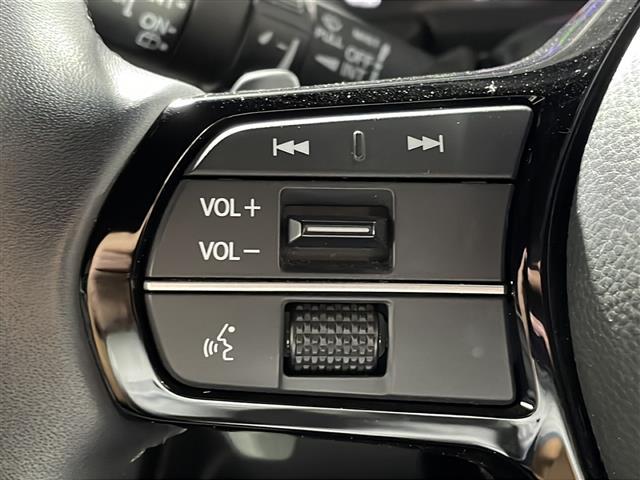 【　ステアリングスイッチ　】手元のスイッチでナビ操作が可能です！！非常に便利な機能です。取り付けのナビによってはオプション設定となっております！詳しくはスタッフまで♪