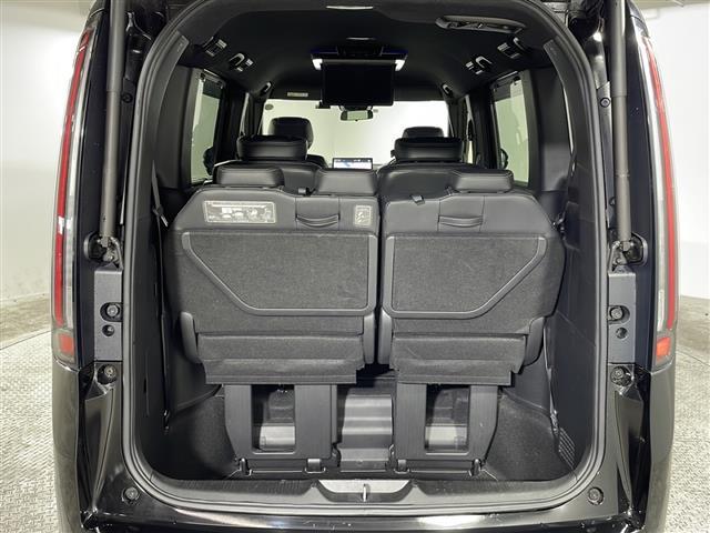 【　格納式サードシート　】サードシートは綺麗に床下に収納されます！！操作もレバーを引くだけ簡単楽々♪